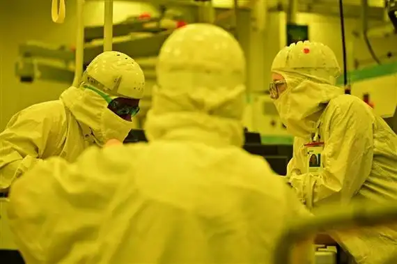 自主智能工厂中工业智能体集群协同生产的任务调度、异常处置与安全管控机制研究报告